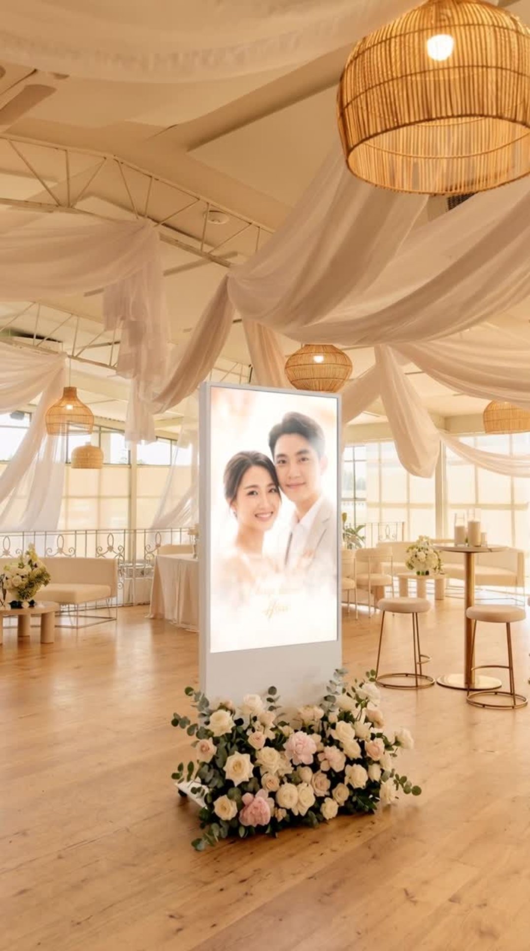 Solo display screen showing couple photo in bright venue